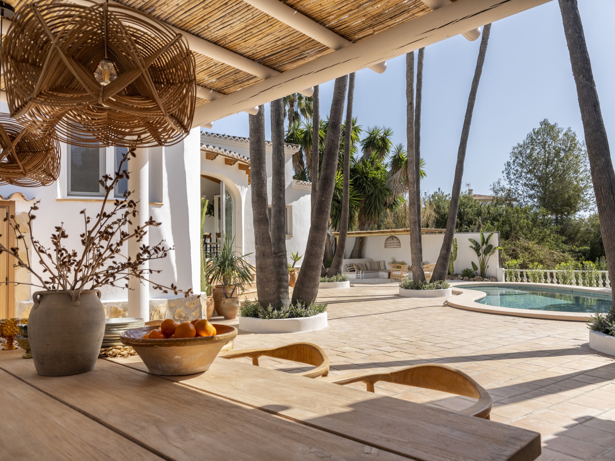 luxe tuinontwerp vakantiewoning met pergola en zwembad