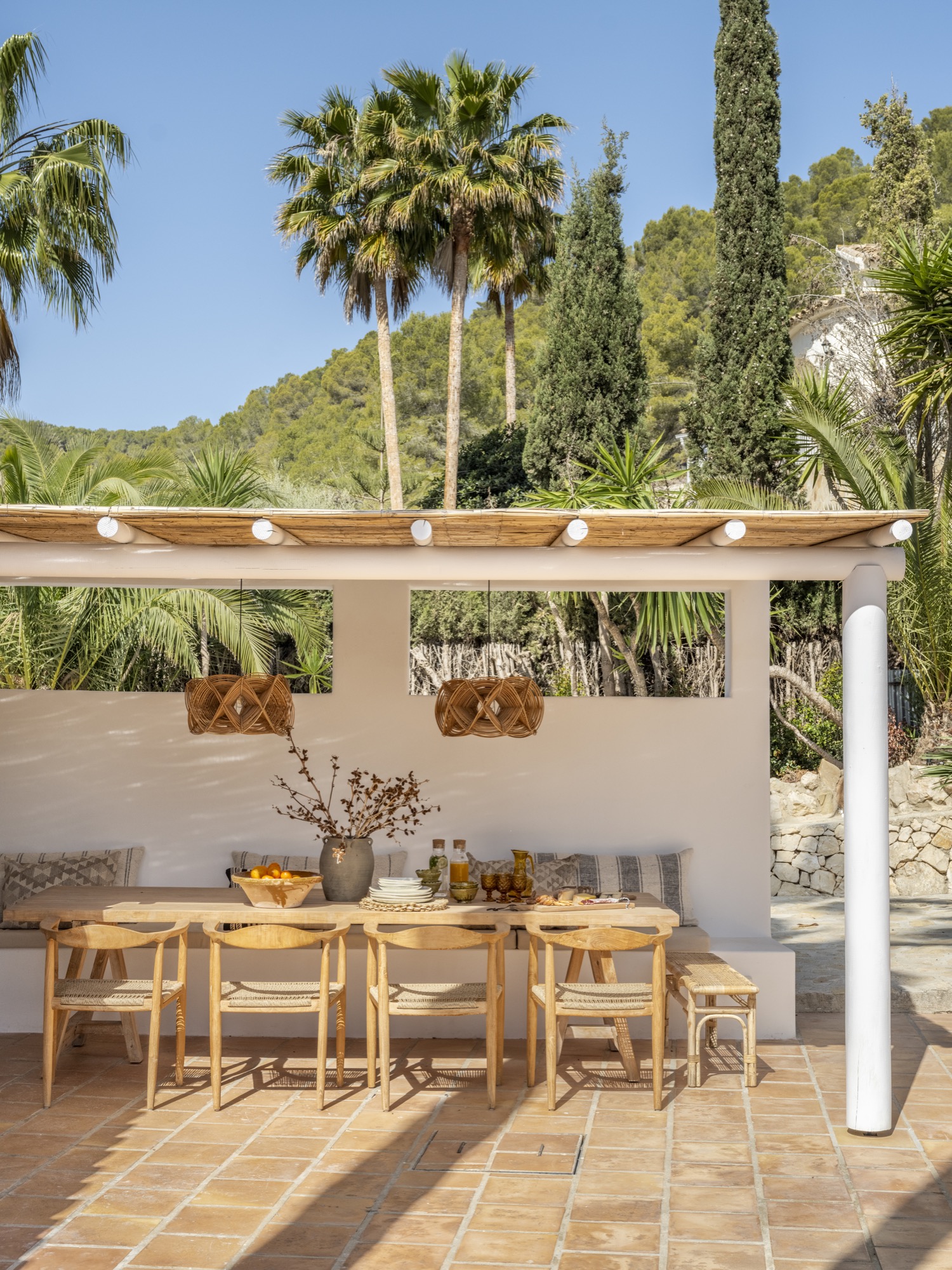 luxe pergola met design buitenmeubels