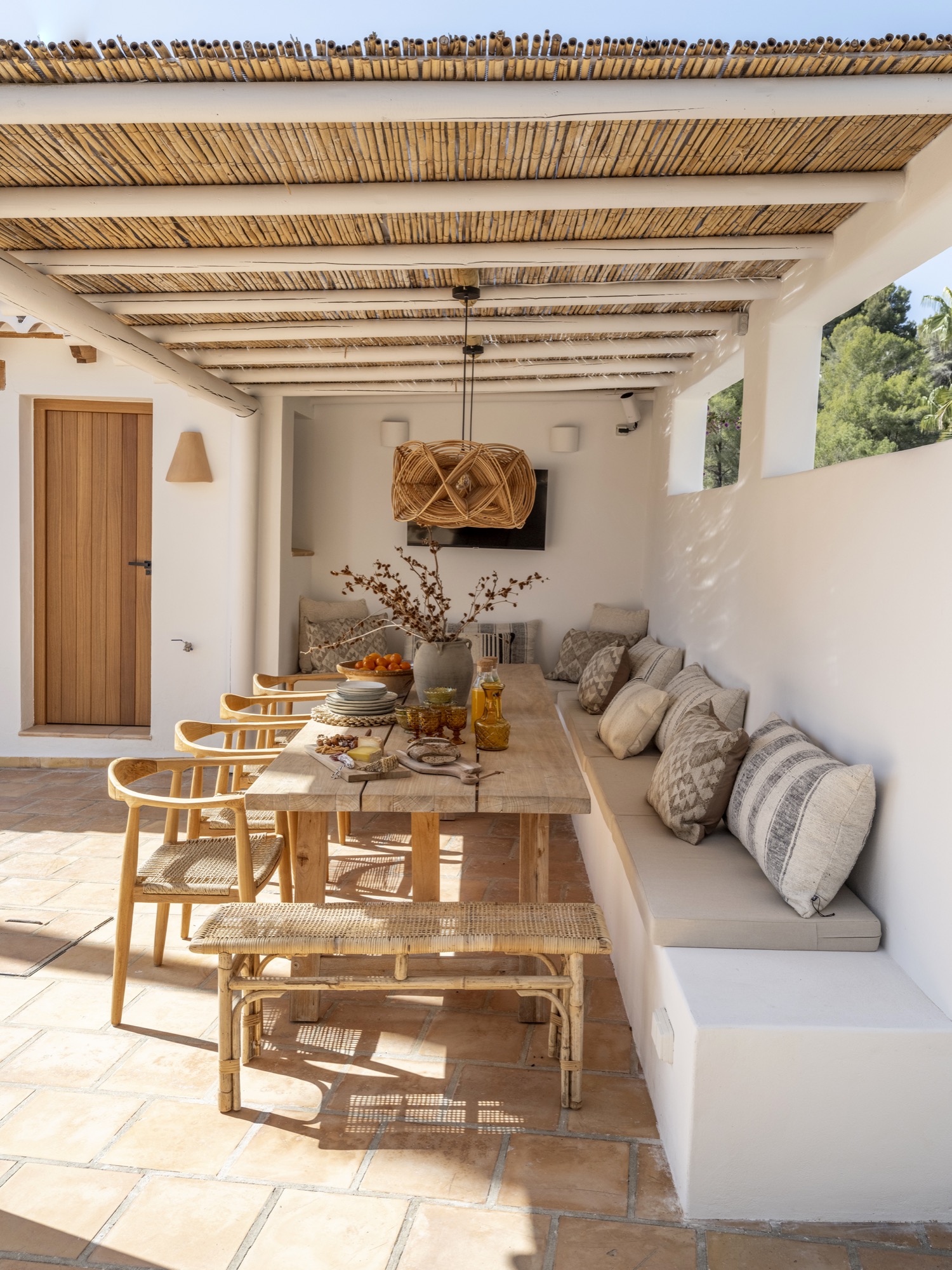 overkapping met luxe buitenmeubels