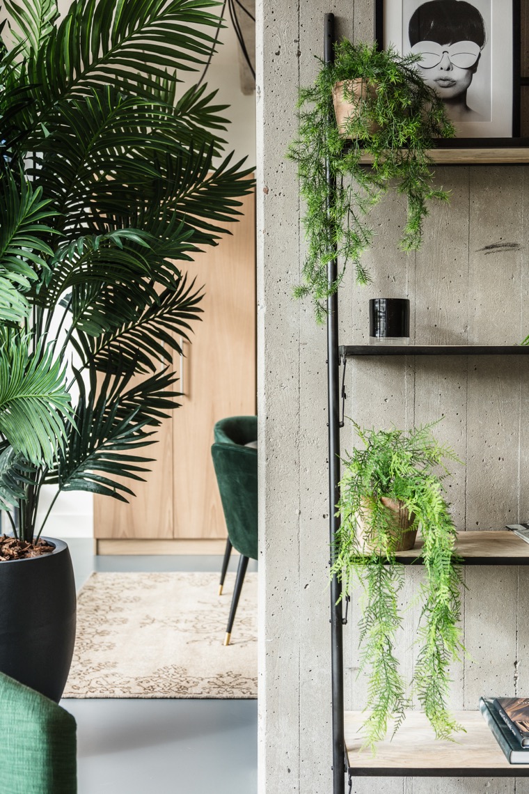 betonnen balk met planten