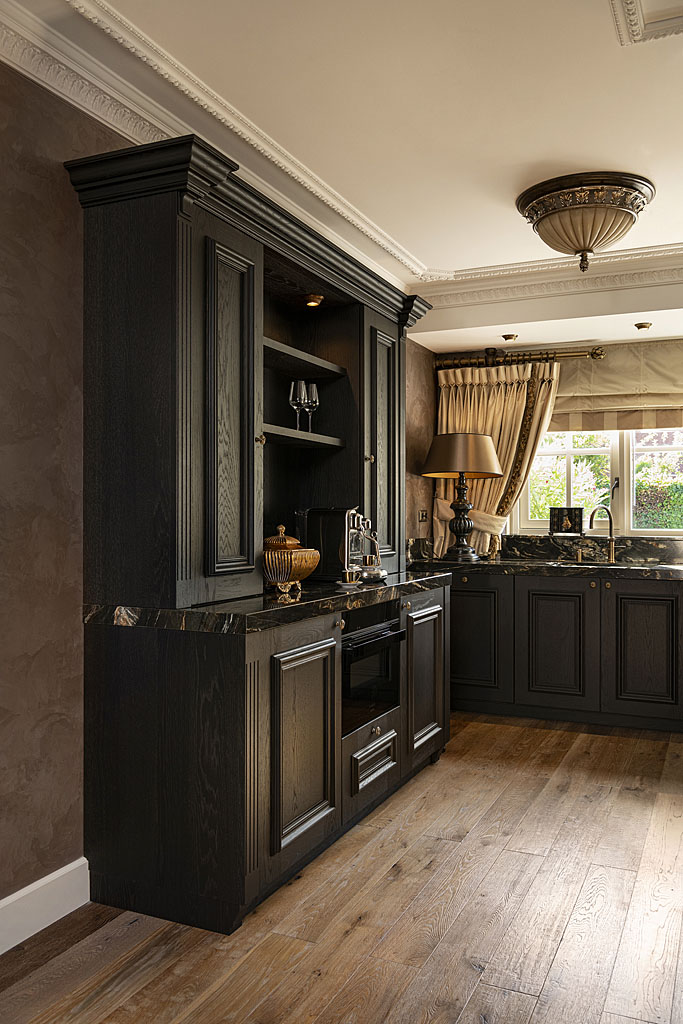 donkere luxe keuken