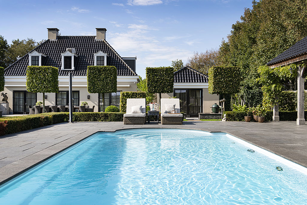 villatuin met zwembad