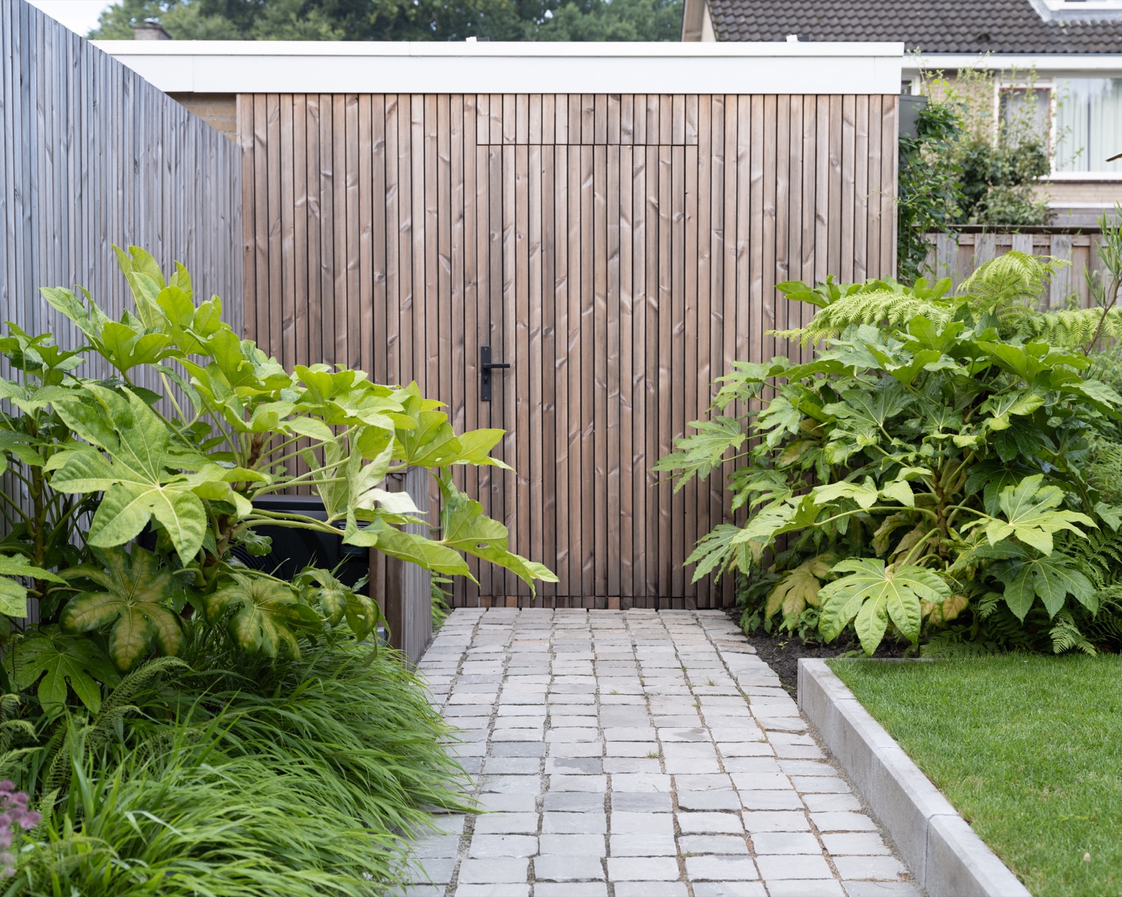 groene tuin met moderne schuur