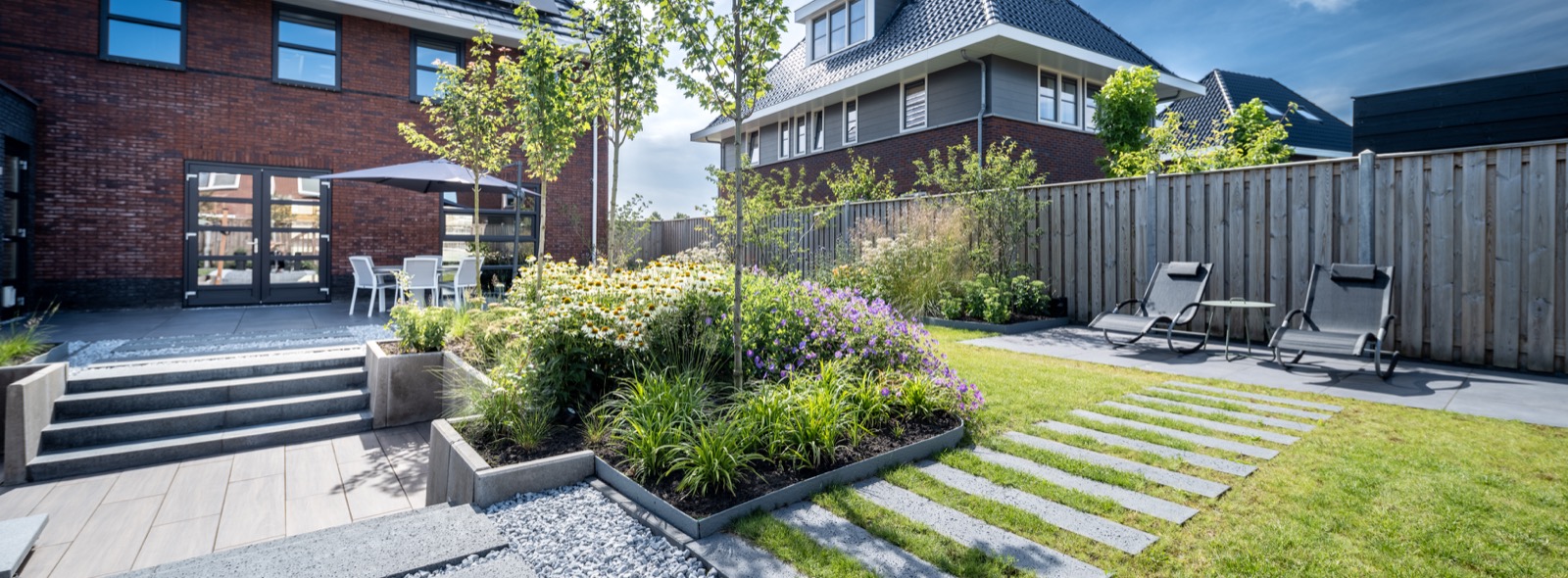 luxe tuin met hoogteverschillen