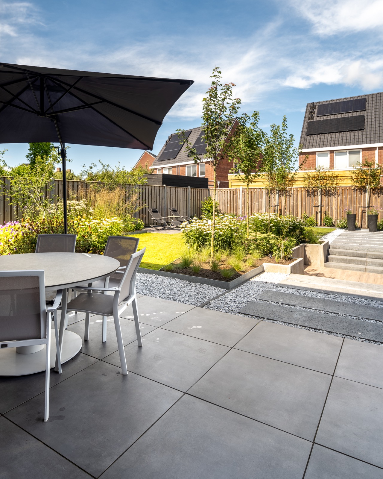 luxe tuin met terras en hoogteverschillen