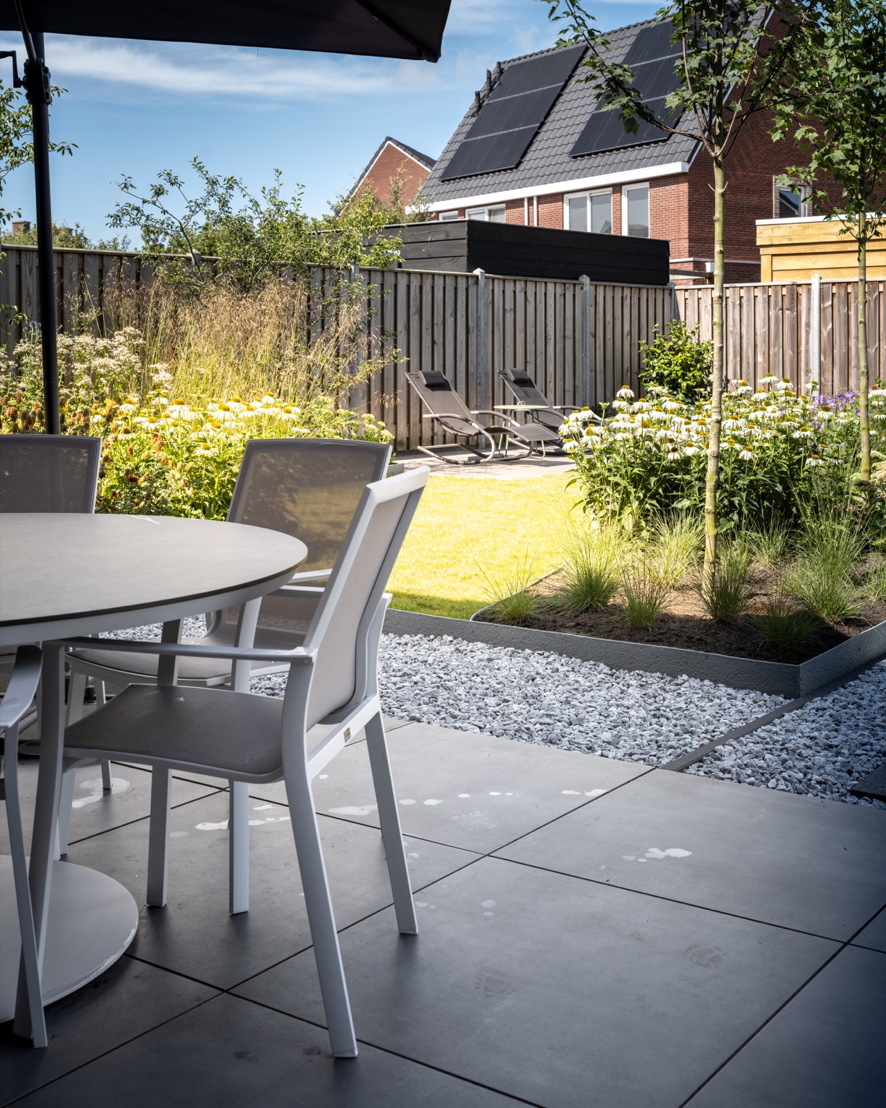 terras in luxe tuin