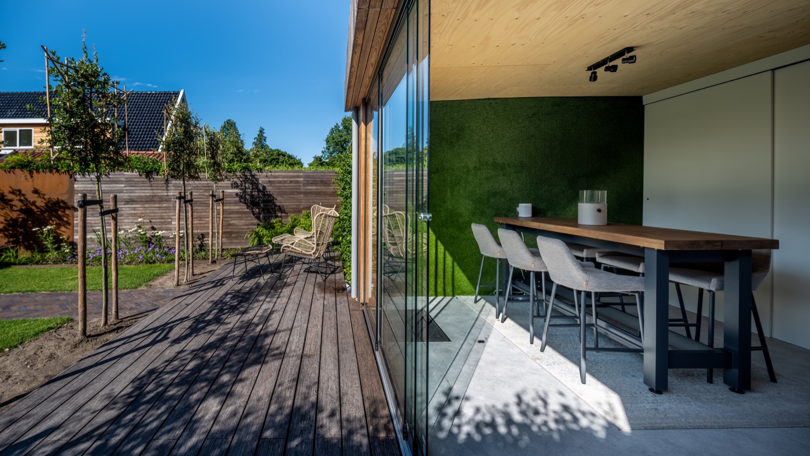 luxe tuin met overkapping