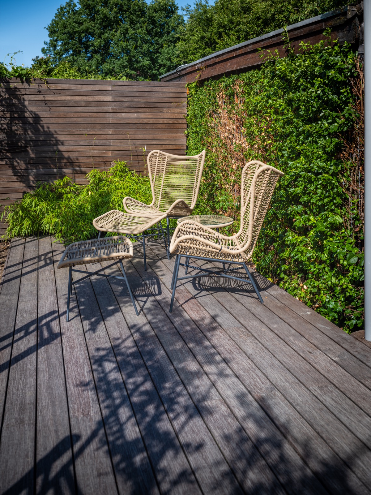 terras met tuinstoelen