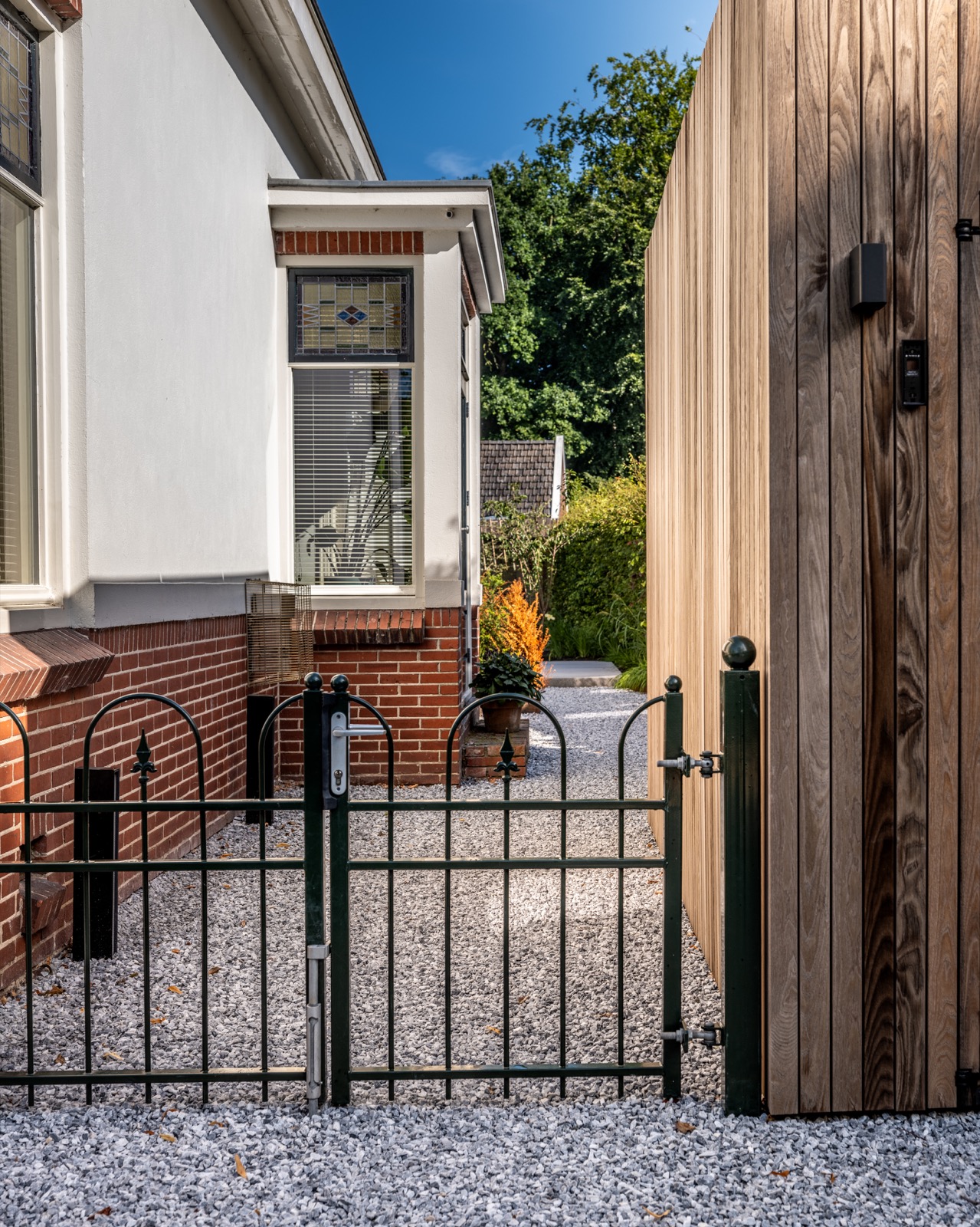 pad naast woning met poort
