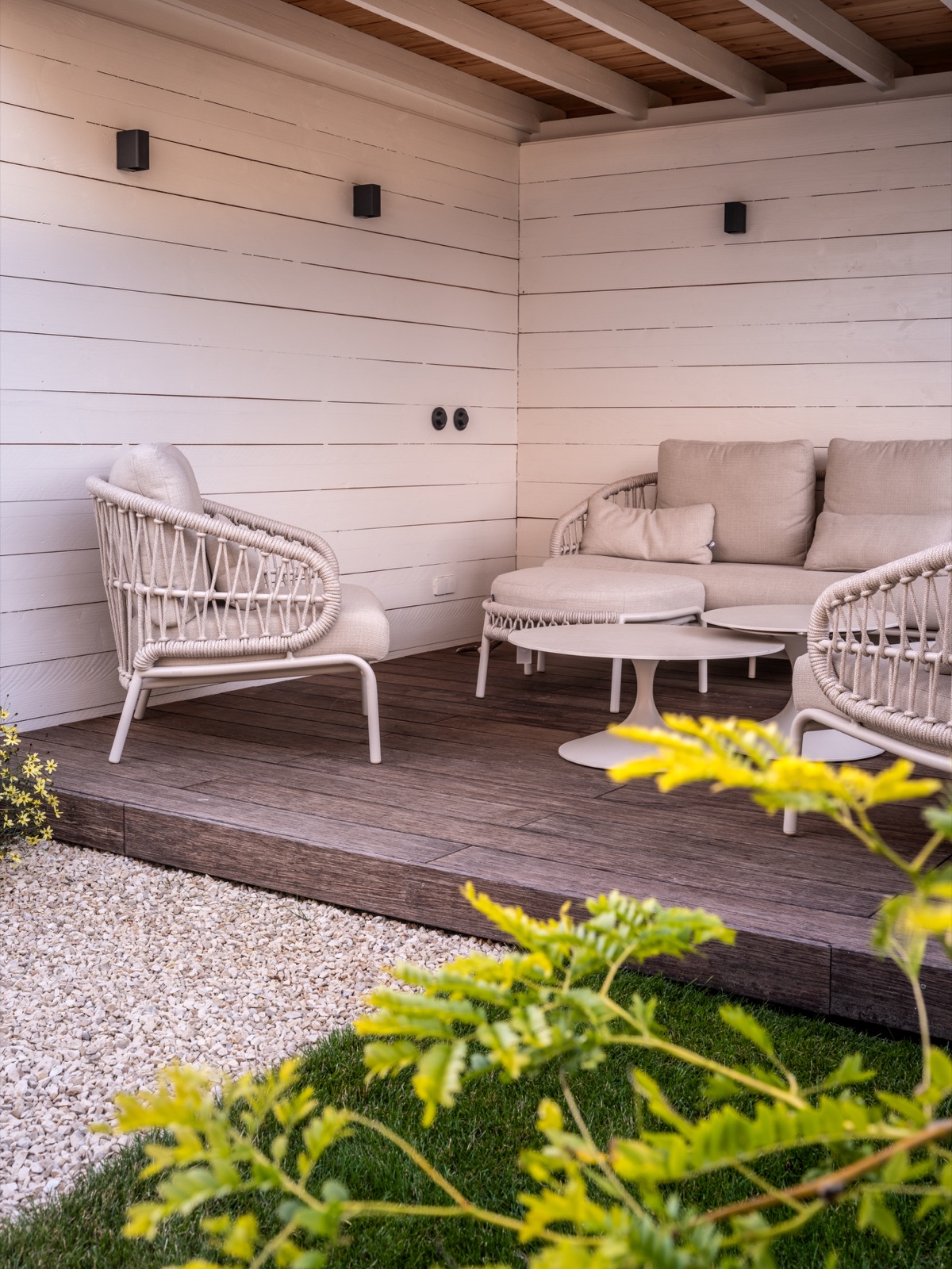 luxe overkapping met tuinmeubels