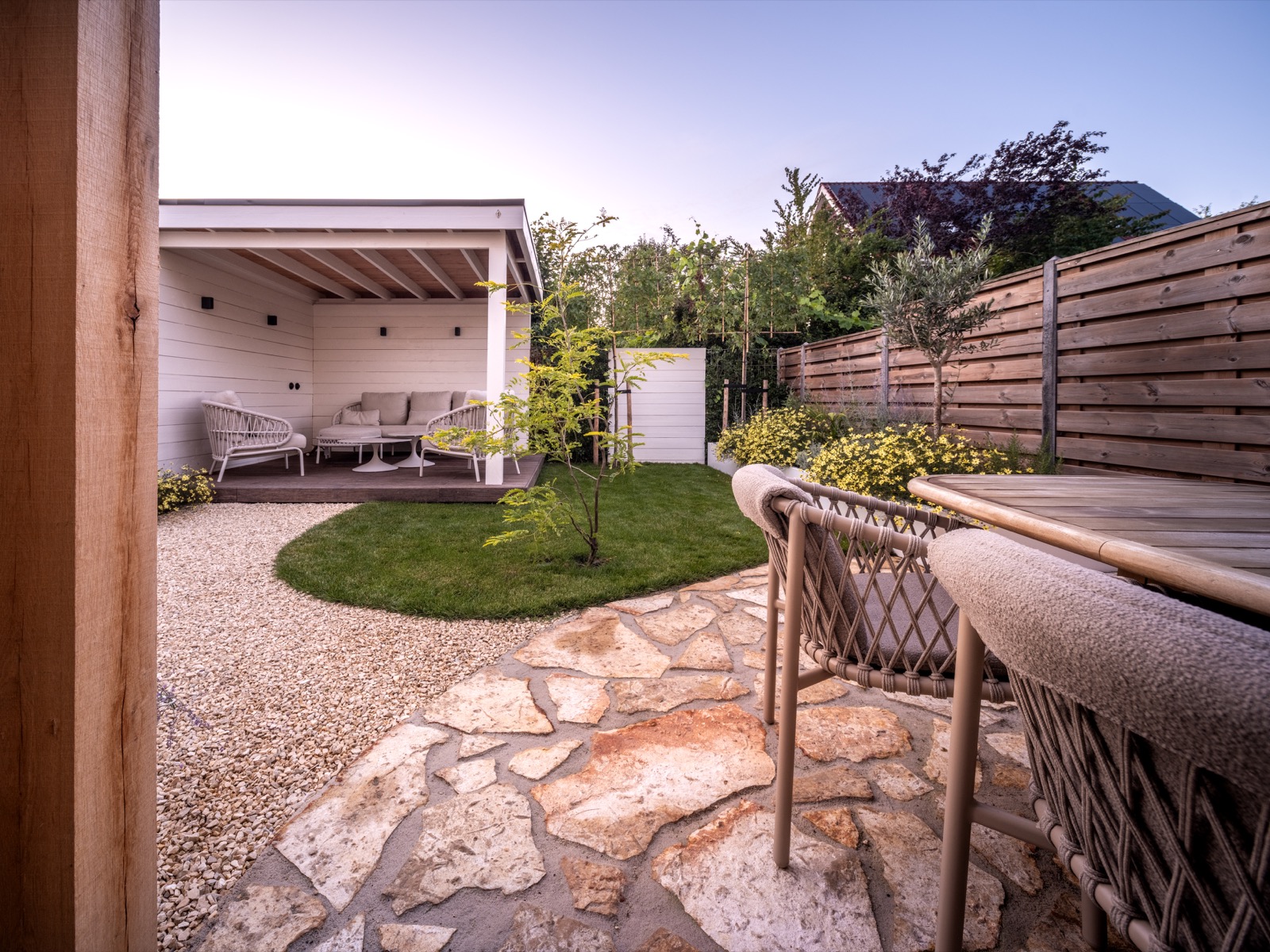 exclusieve tuin met overkapping