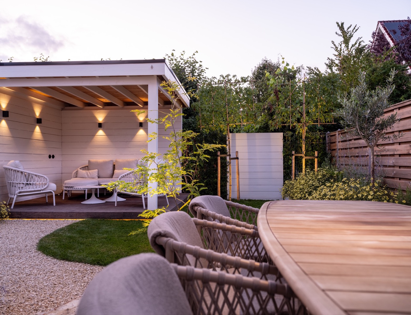 luxe tuin met overkapping