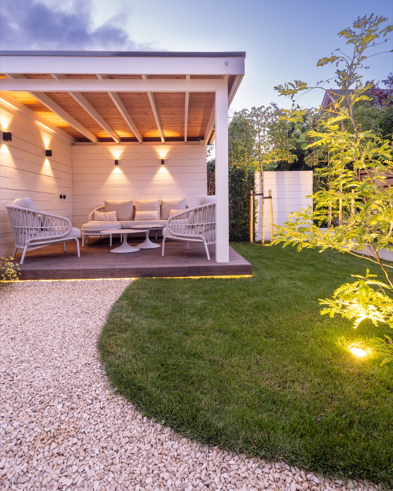 moderne tuin met overkapping