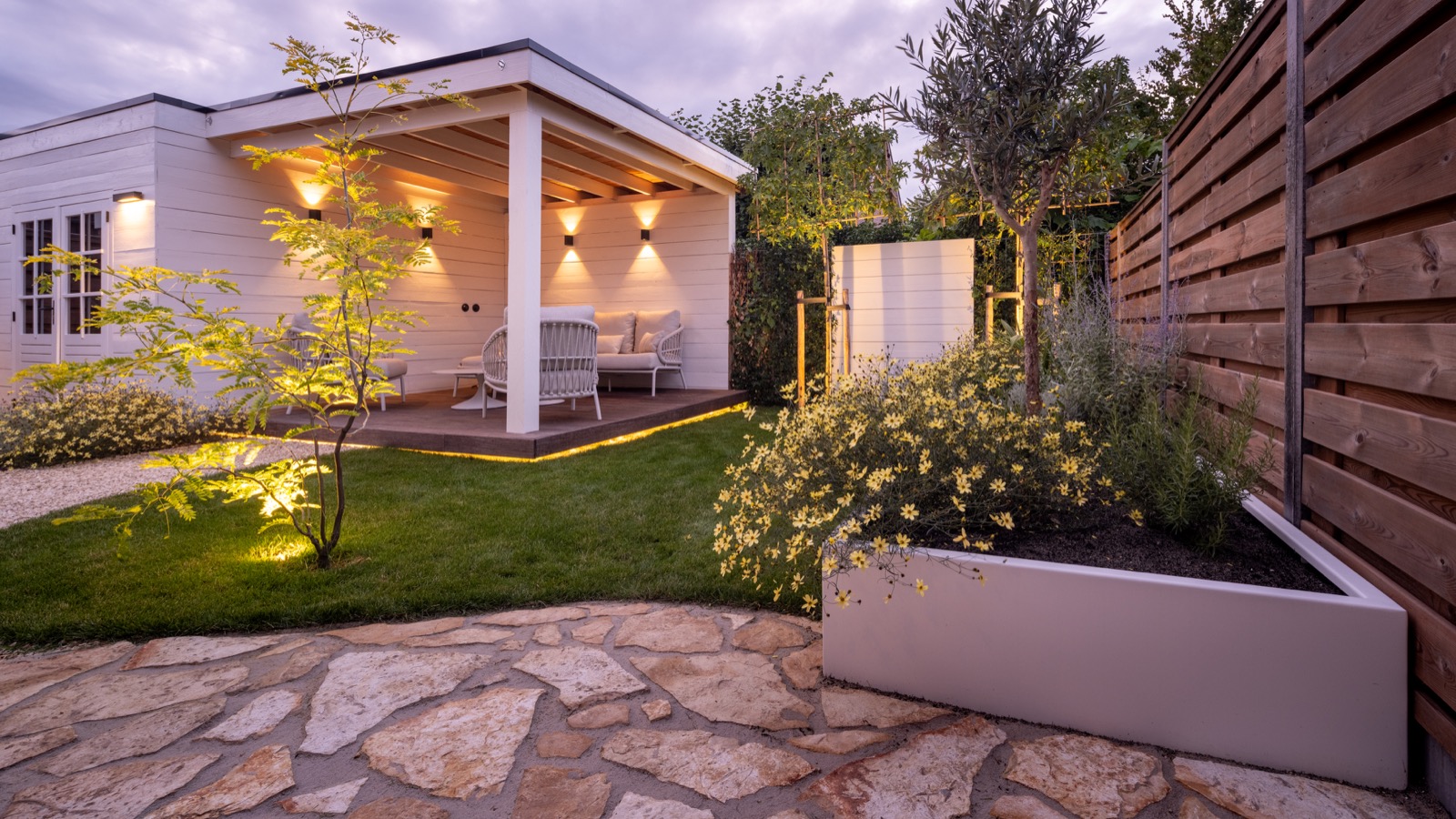 luxe tuin met beplanting