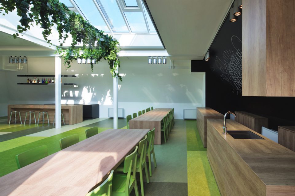 interieur kantine met keuken