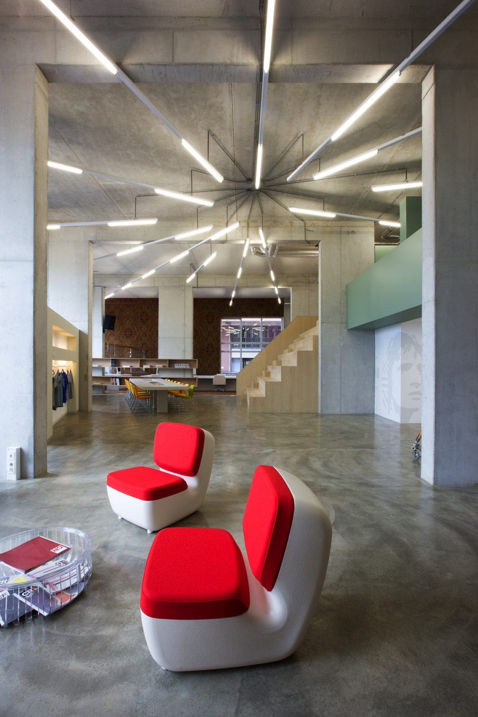 kantoor met meubels en design verlichting