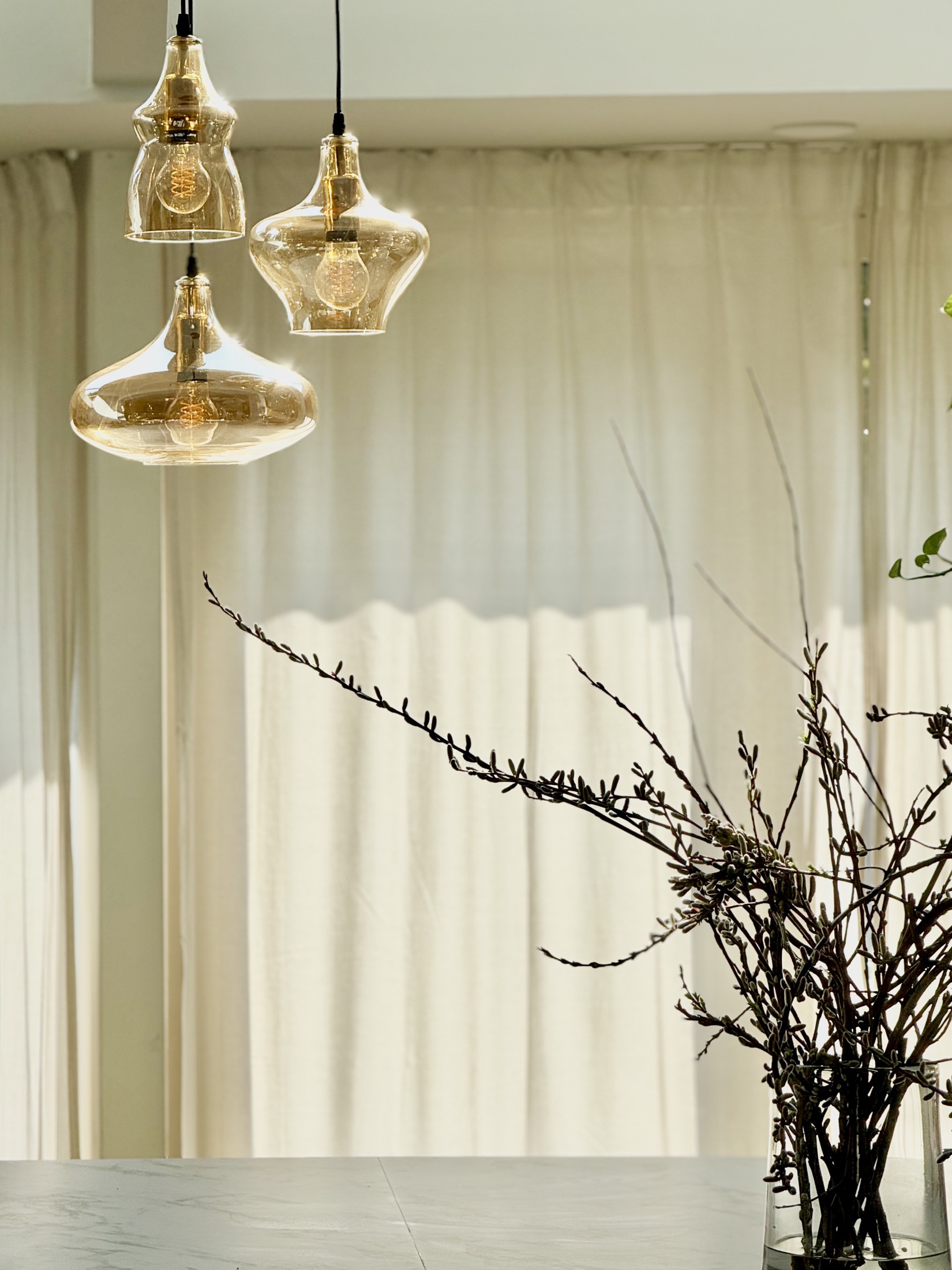 eettafel met luxe hanglamp