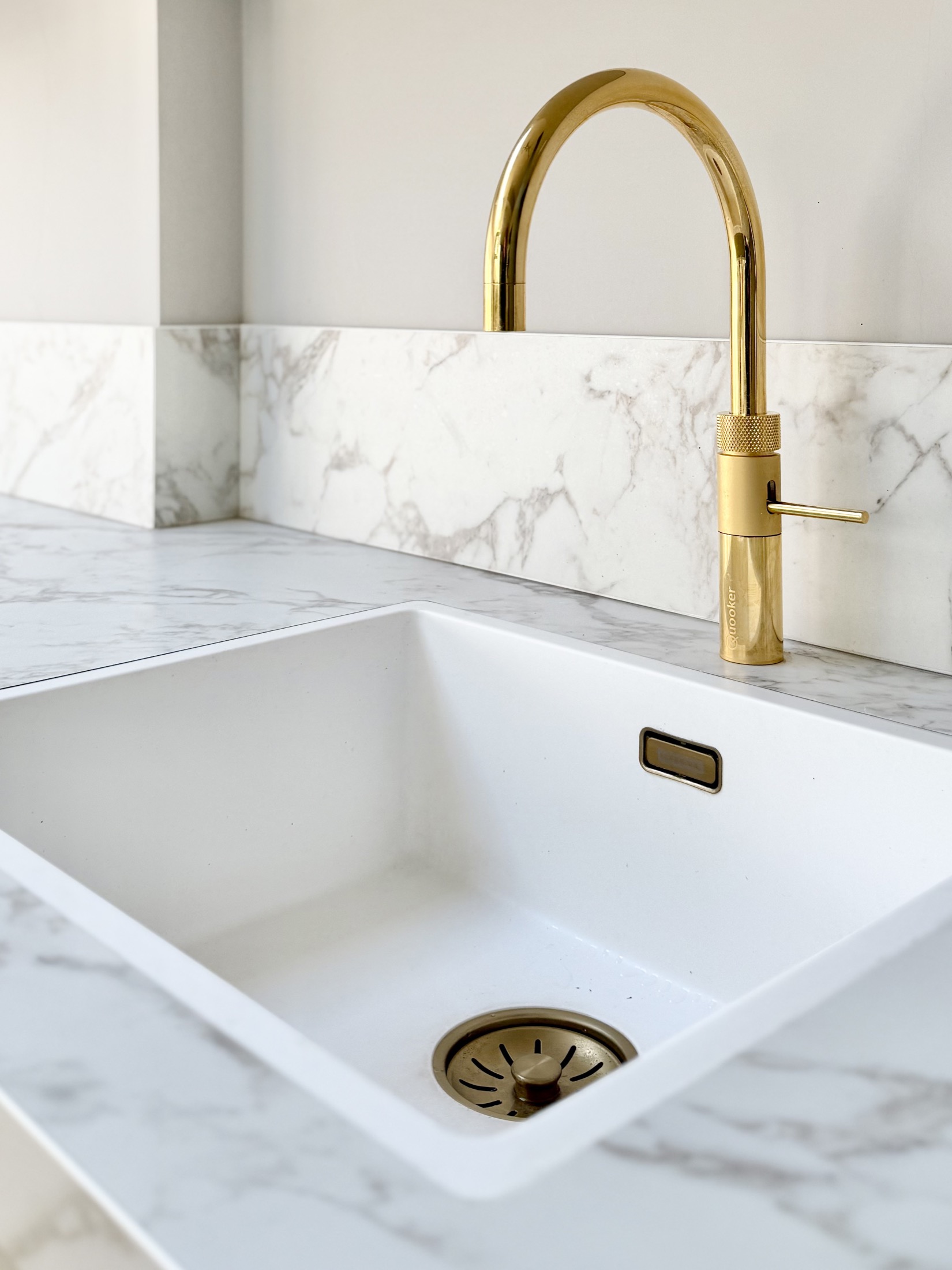 luxe wasbak met kraan in keuken