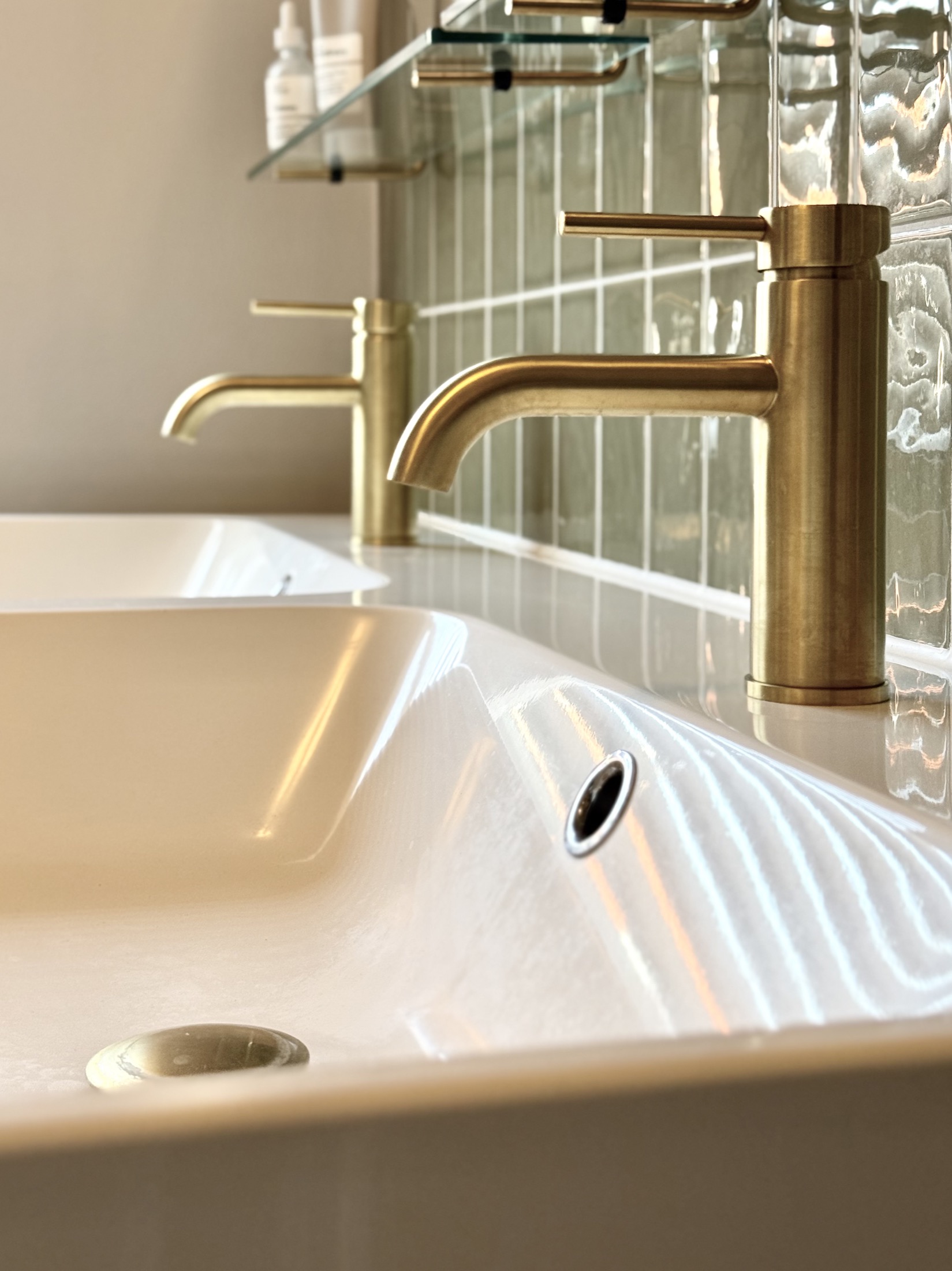 wastafel met gouden kraan