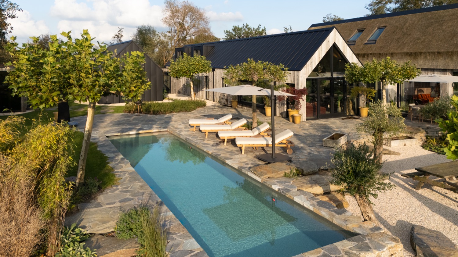 zwembad met luxe terras