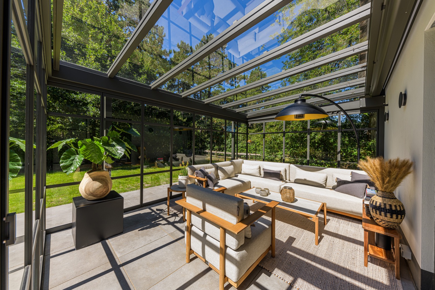 tuinkamer met meubels
