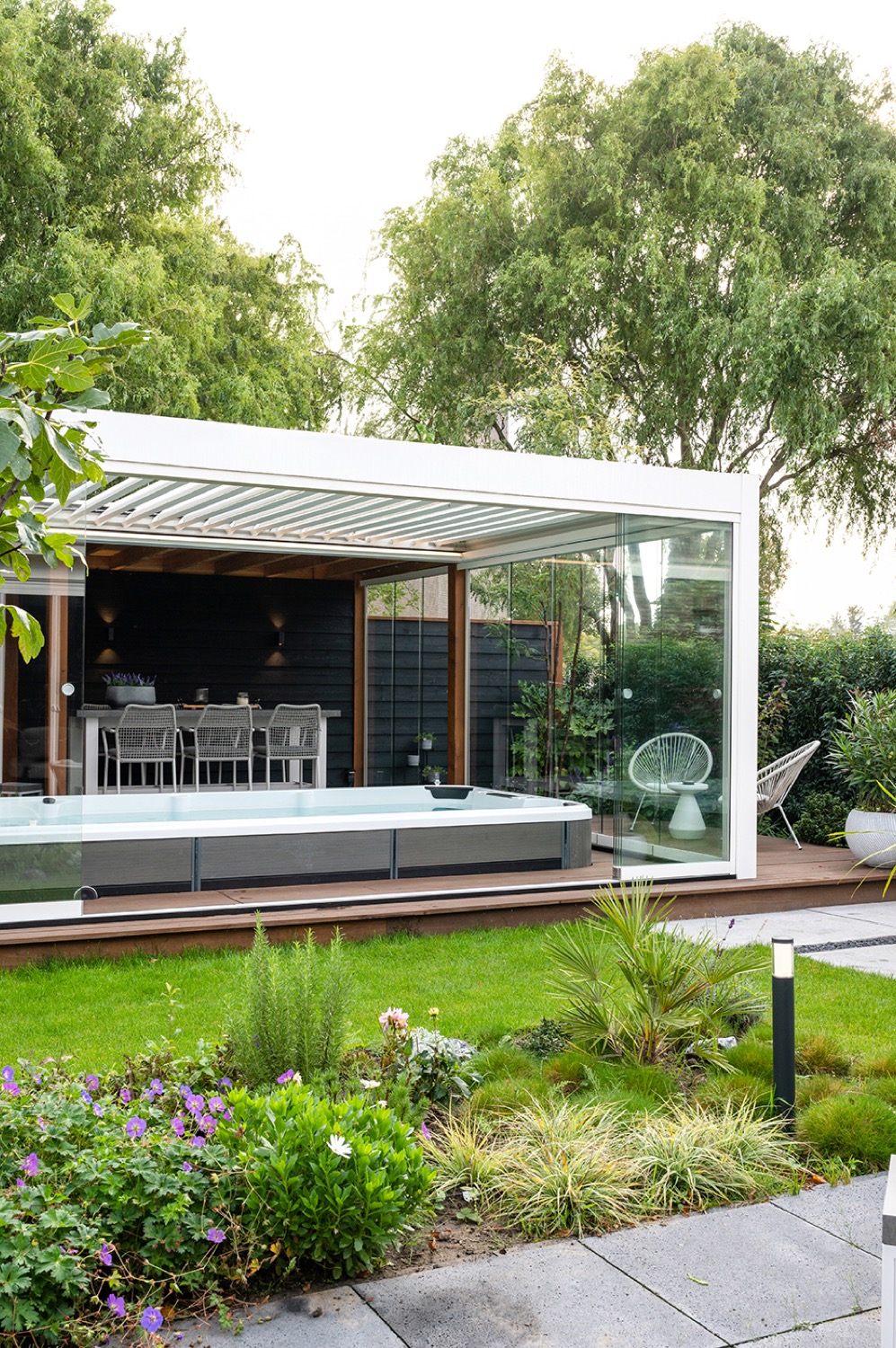 tuinkamer met jacuzzi
