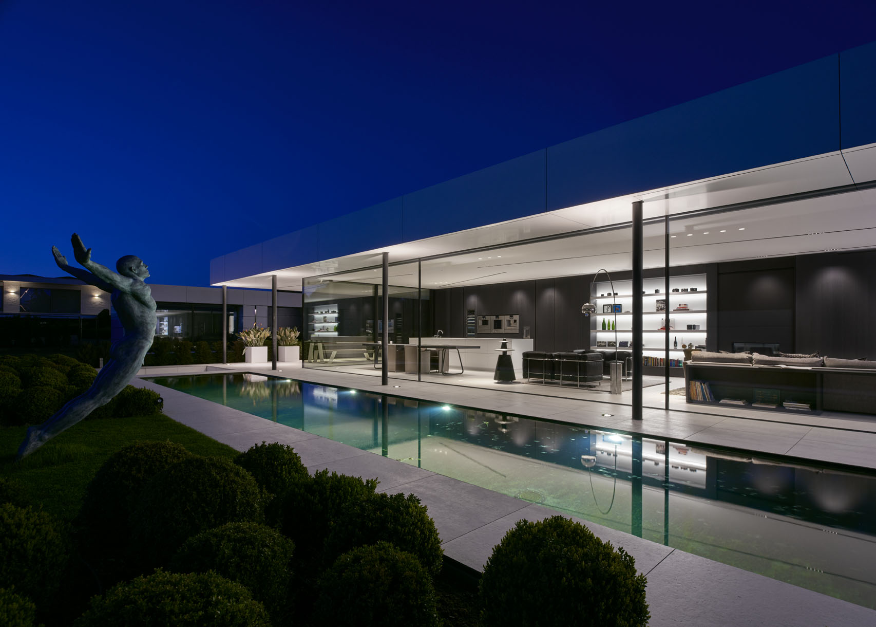 luxe interieur met zwembad