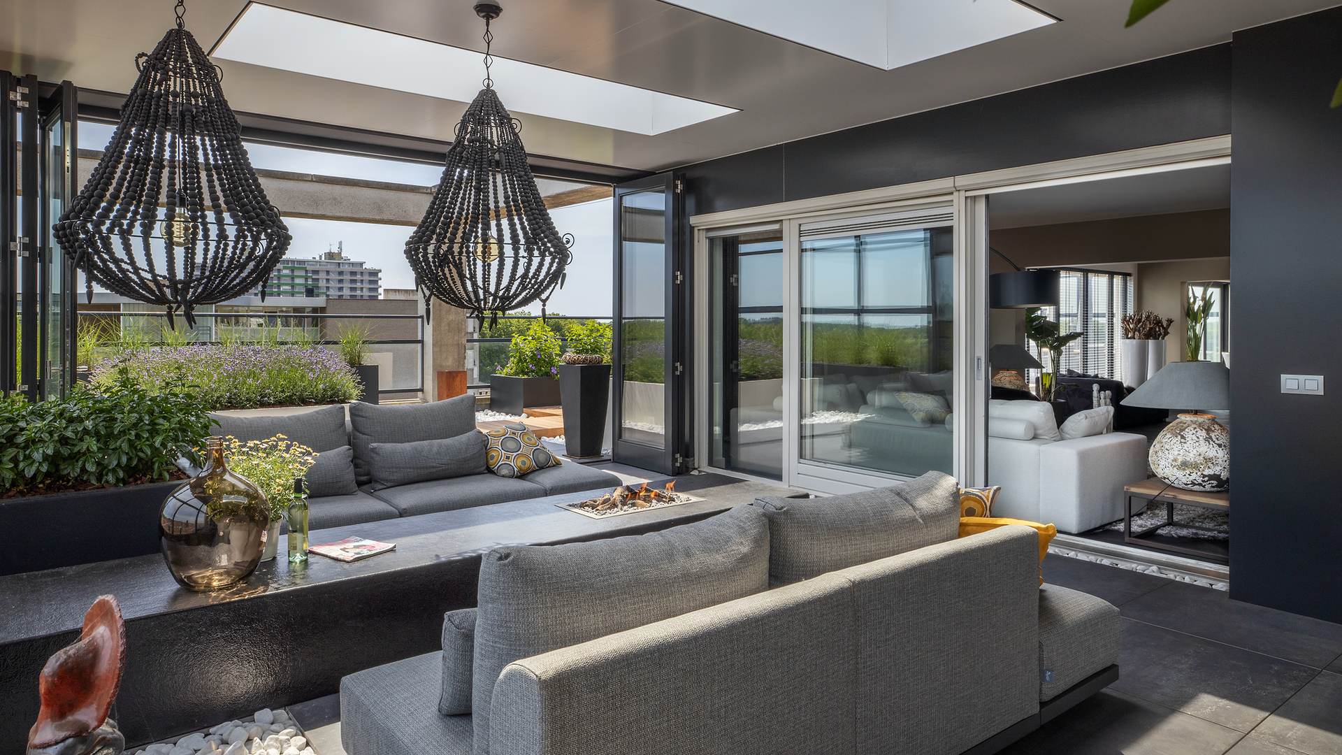 luxe balkon met meubels