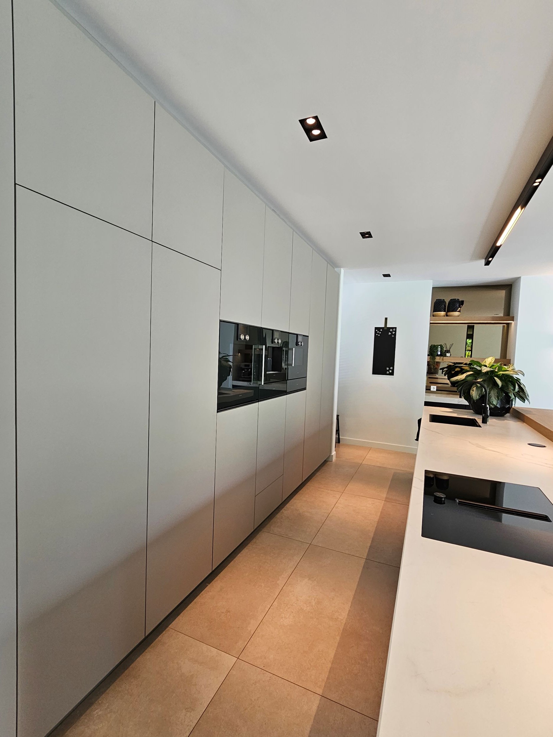 luxe keuken met apparatuur