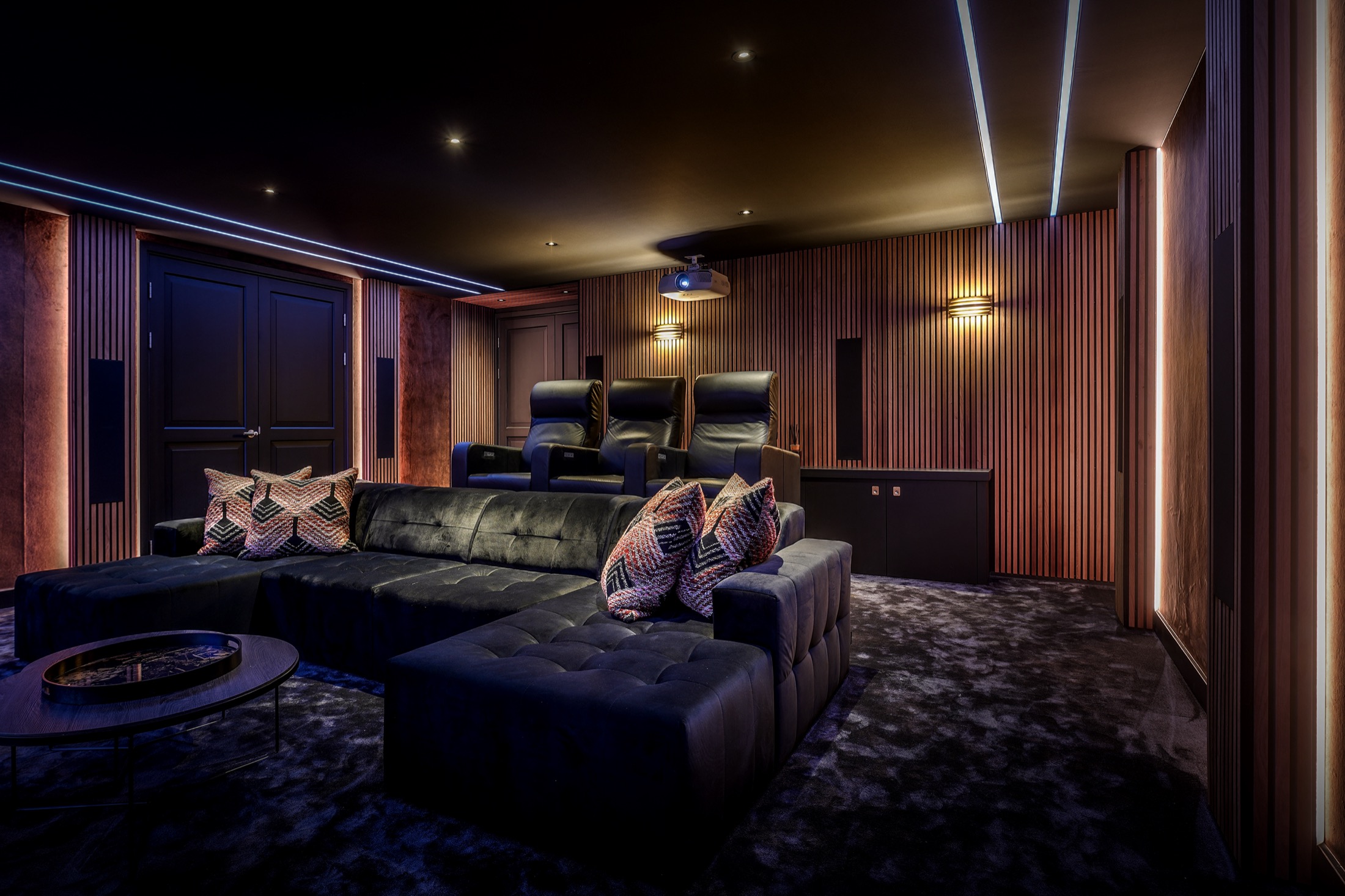 luxe loungestoelen in thuisbioscoop