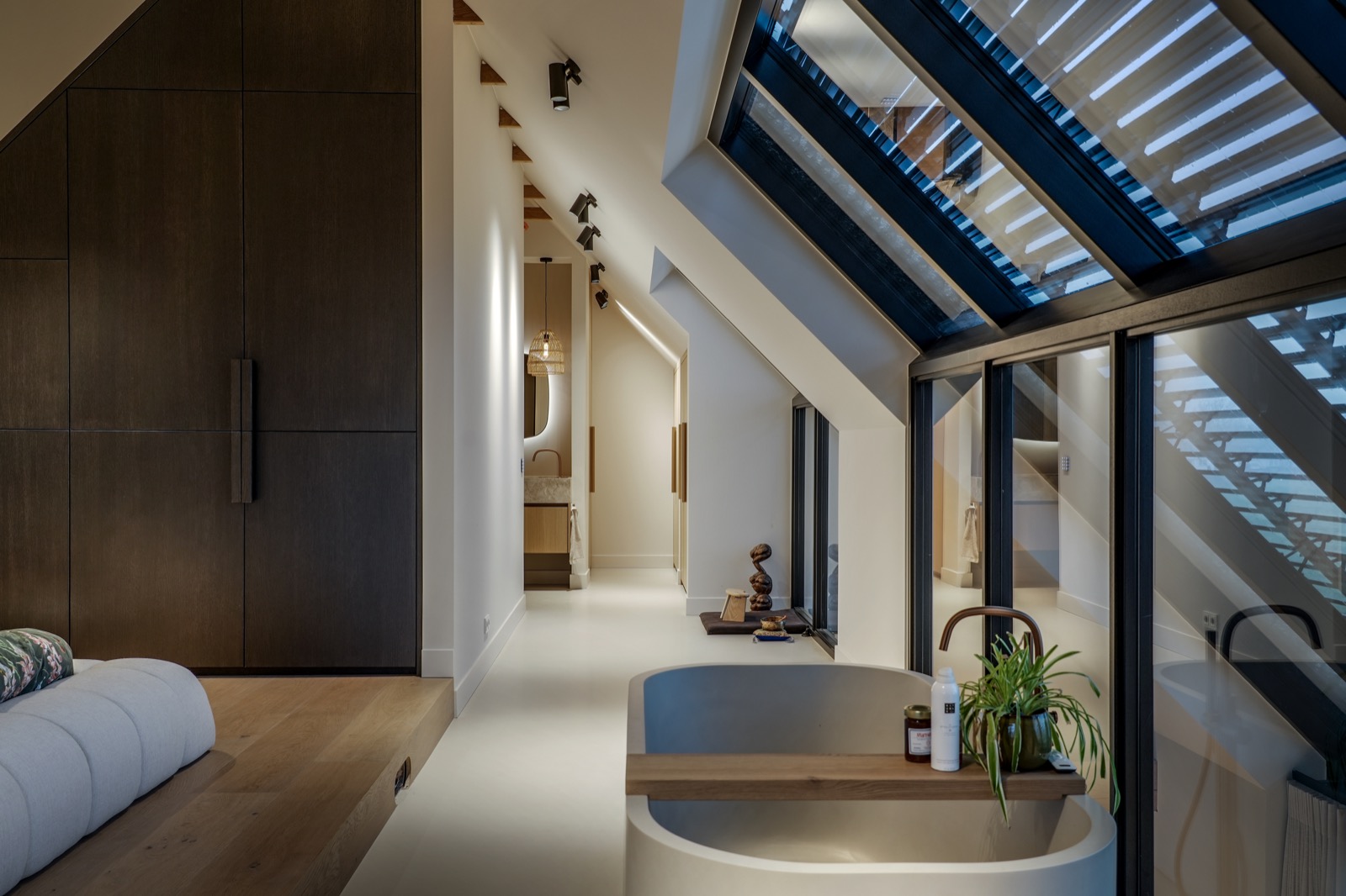 slaapkamer met luxe verlichting