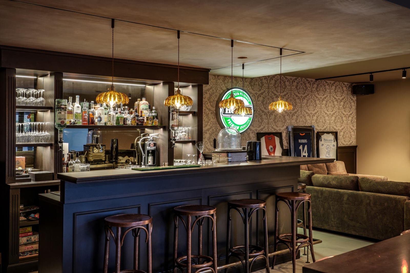 bar met luxe lampen
