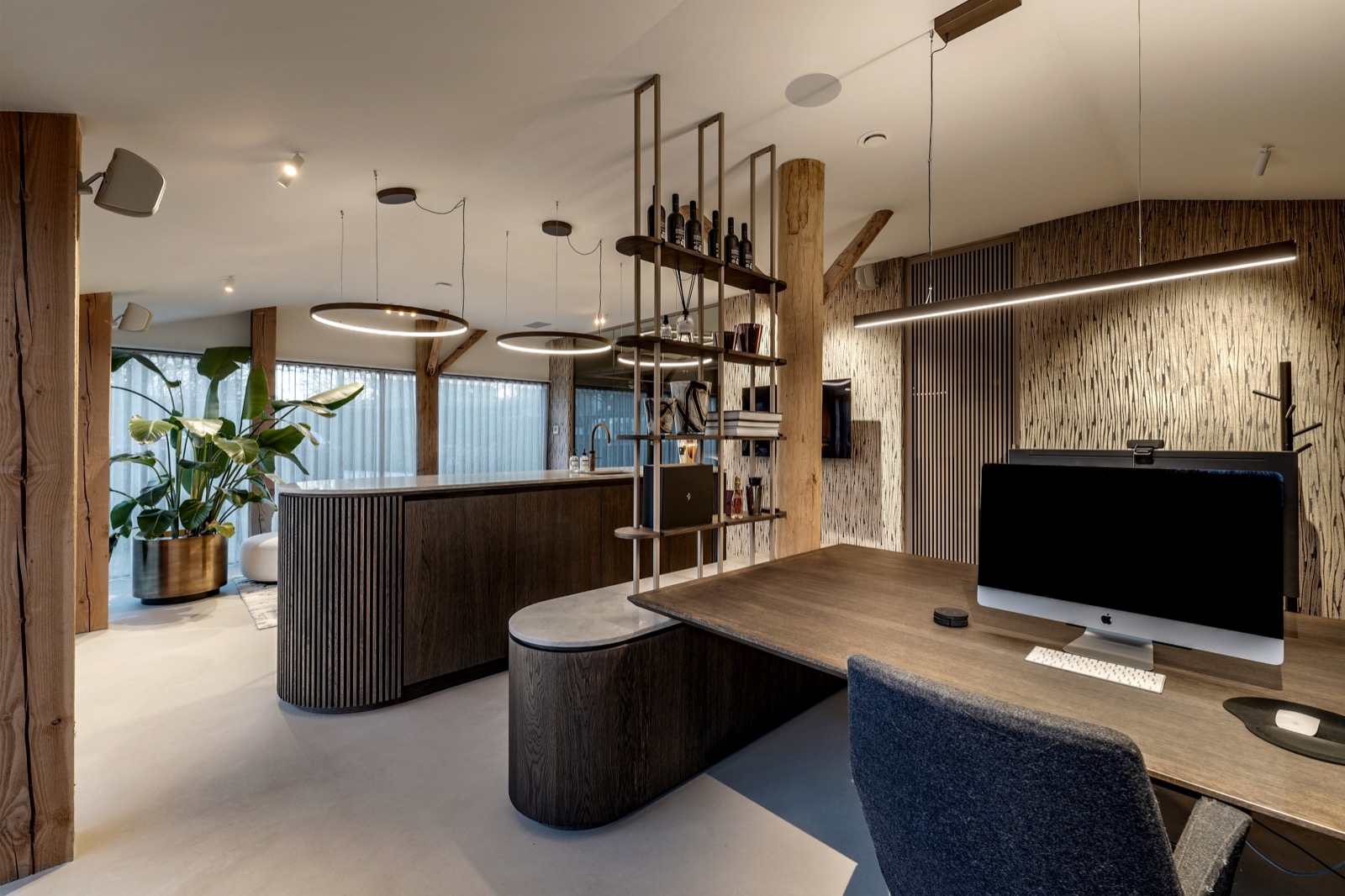 thuiskantoor met luxe verlichting