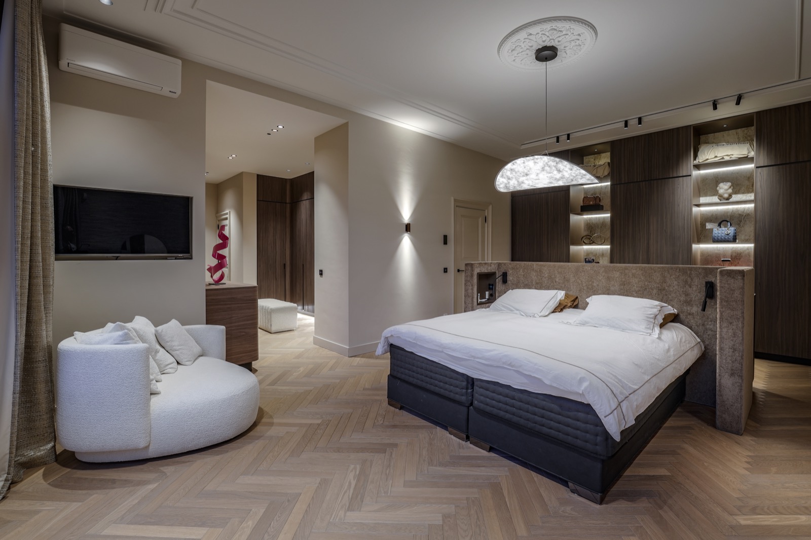 slaapkamer met luxe verlichting