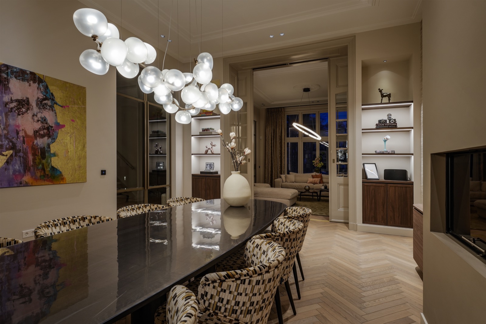 eetkamer met design lamp
