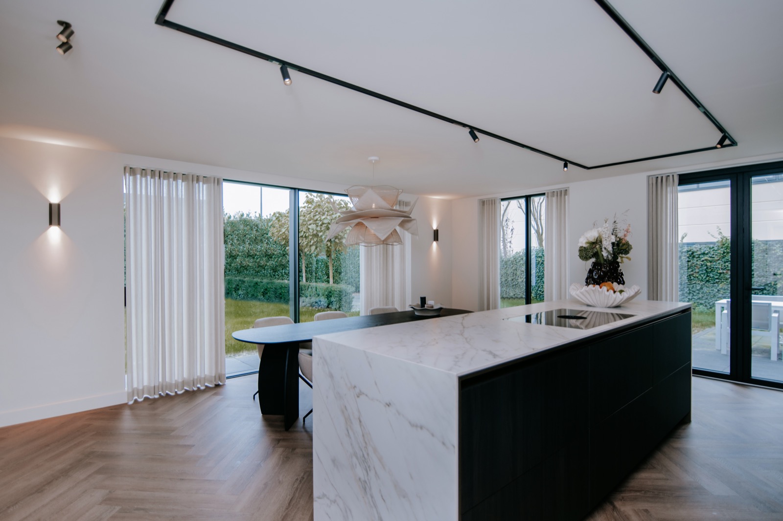 keuken met luxe verlichting