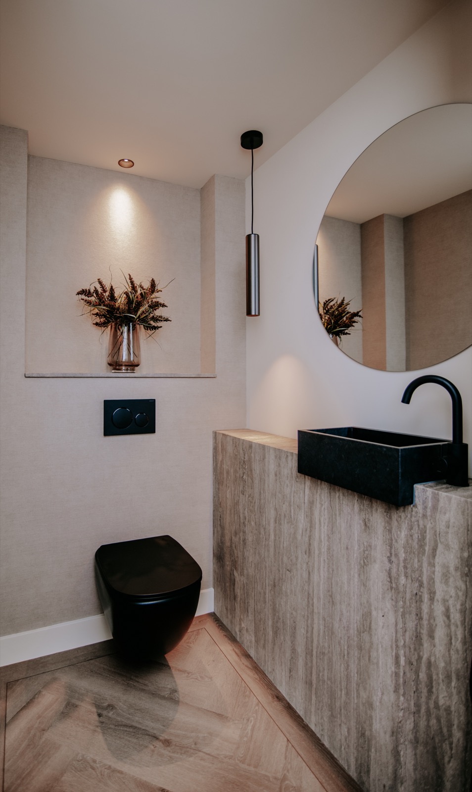 toilet met luxe lampen