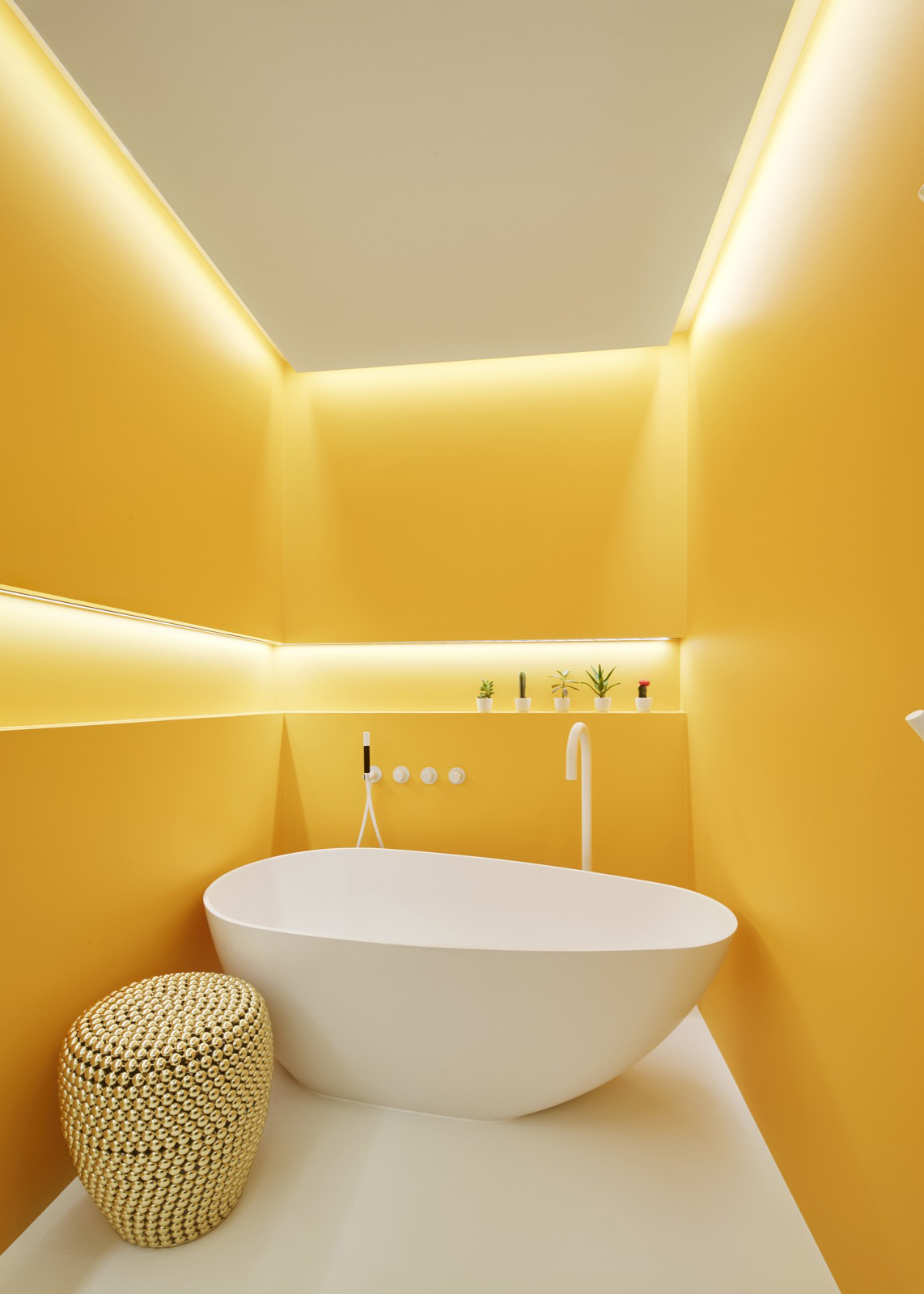 badkamer met vrijstaand bad en led verlichting
