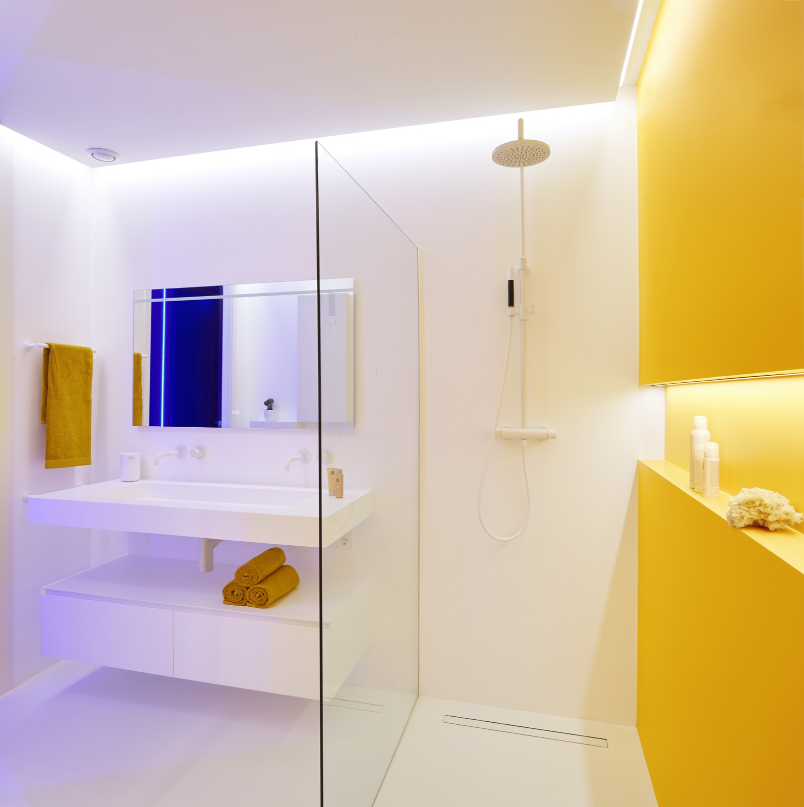 luxe badkamer met design verlichting