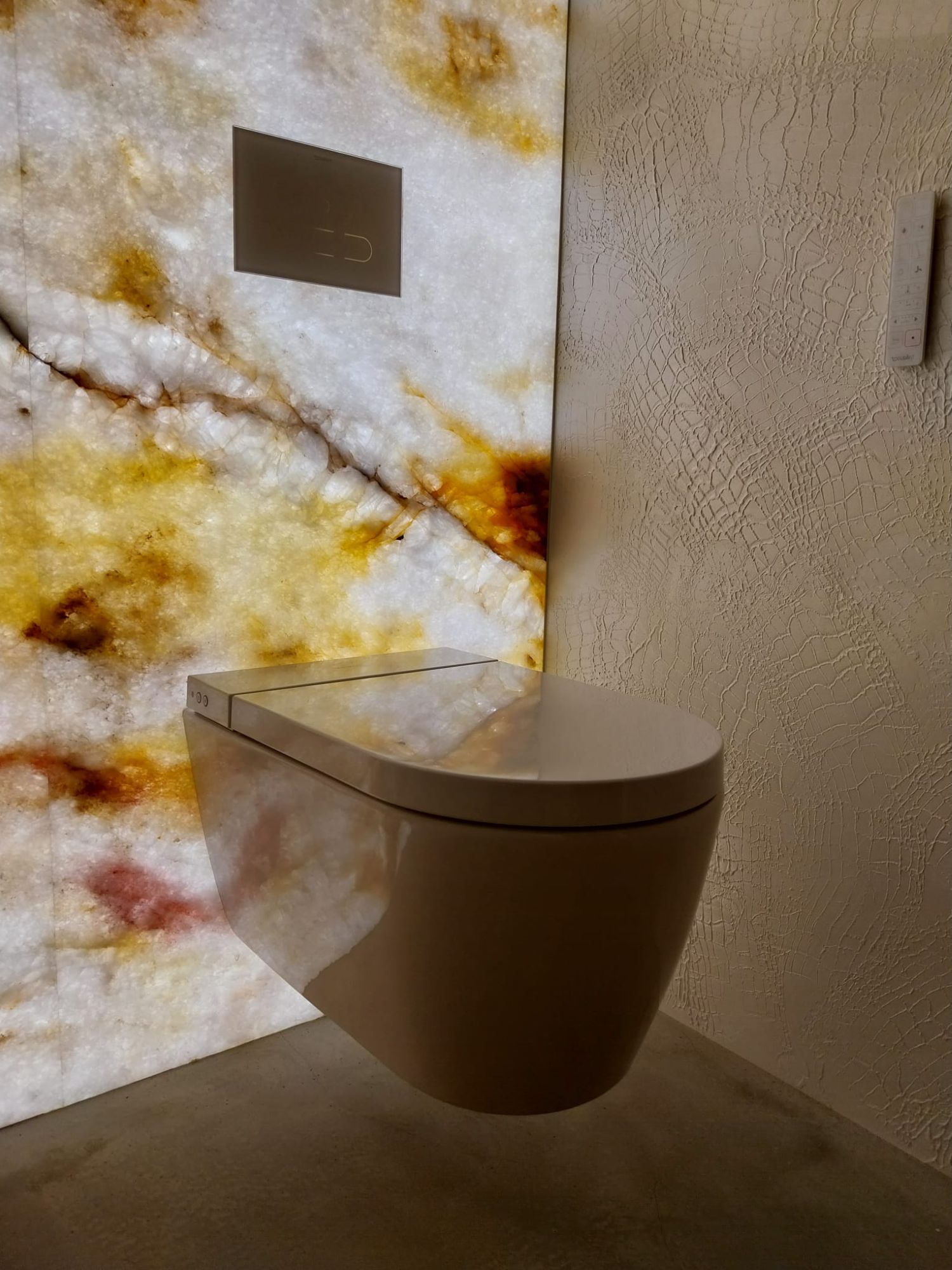 toilet met wandverlichting