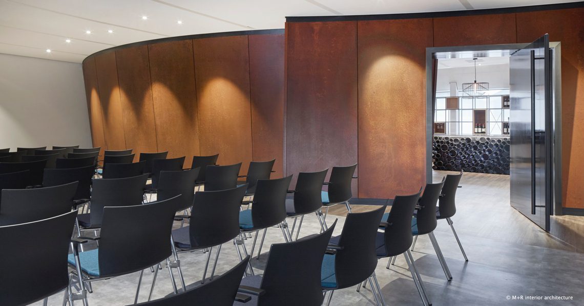 presentatieruimte met houten wand