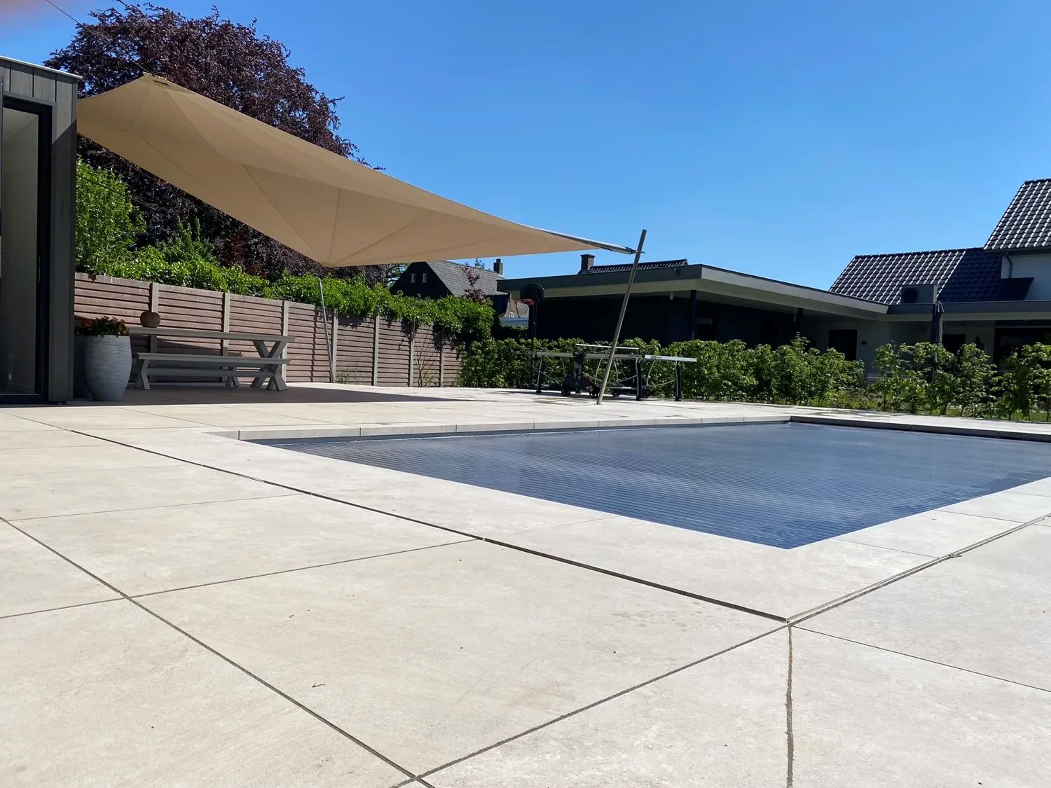 luxe zonnezeil bij zwembad