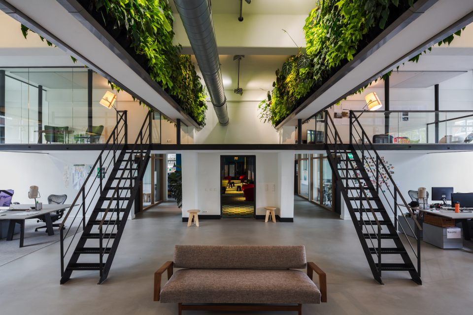 centrale hal met interieurbeplanting