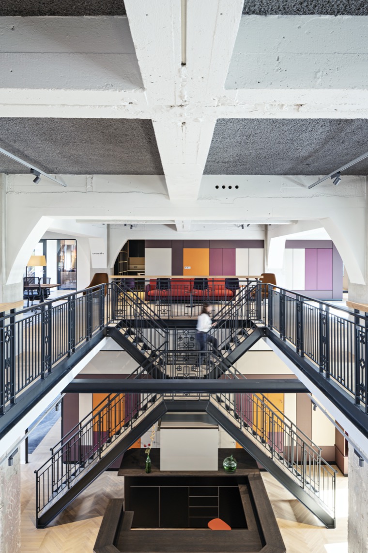 interieur hal met trappen