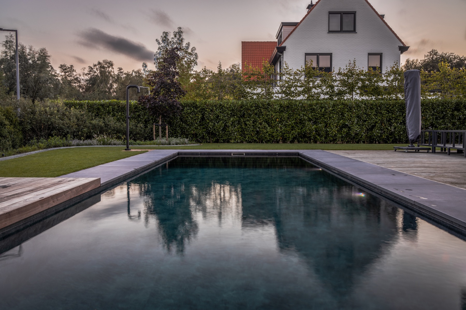 tuin met luxe zwembad
