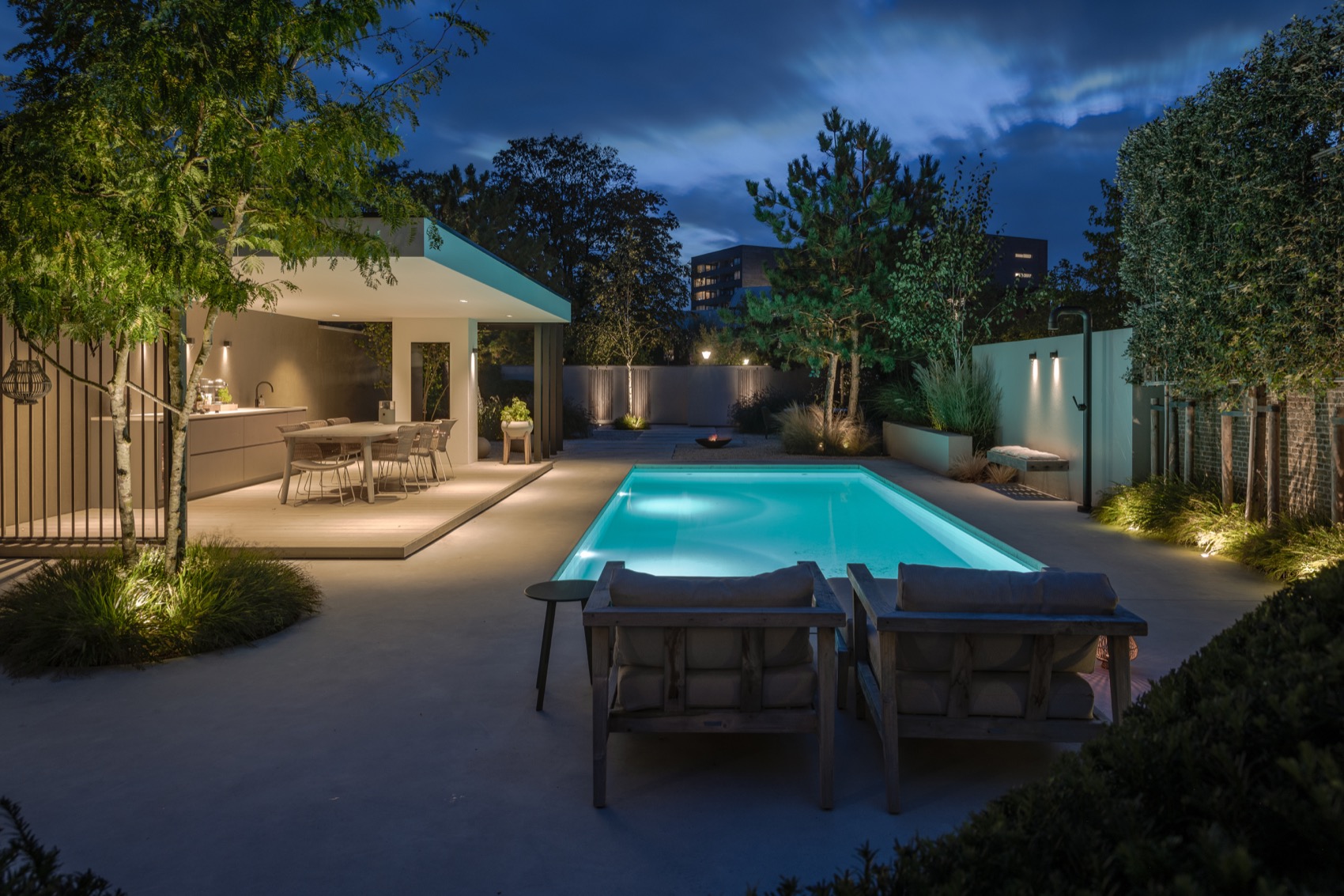 tuin met buitenverlichting en zwembad