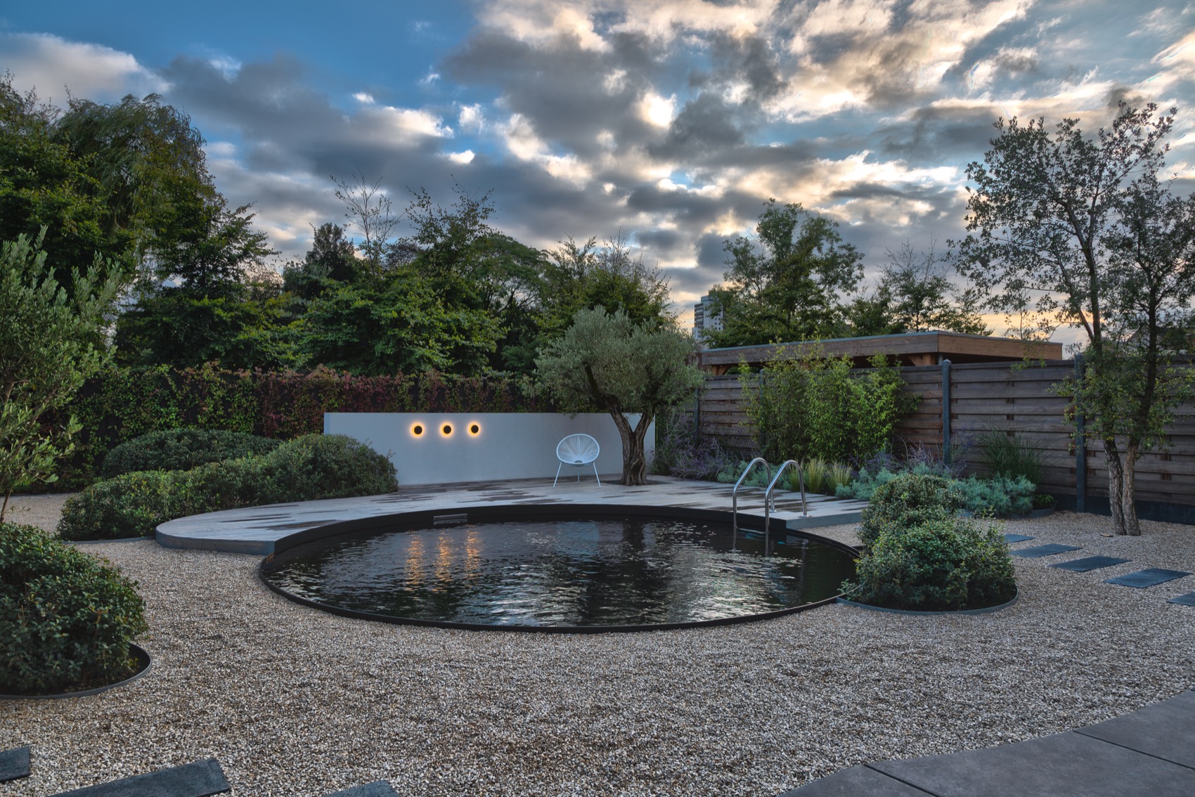 luxe tuin met zwembad