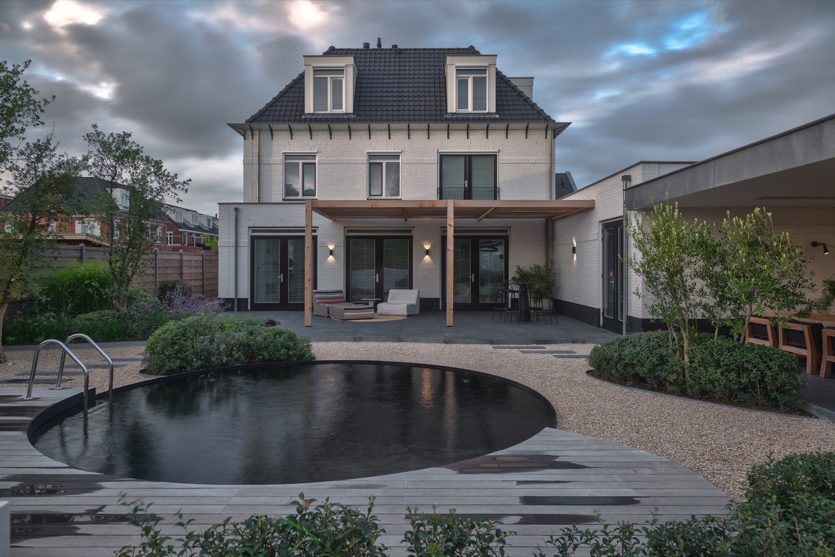 tuin met design zwembad