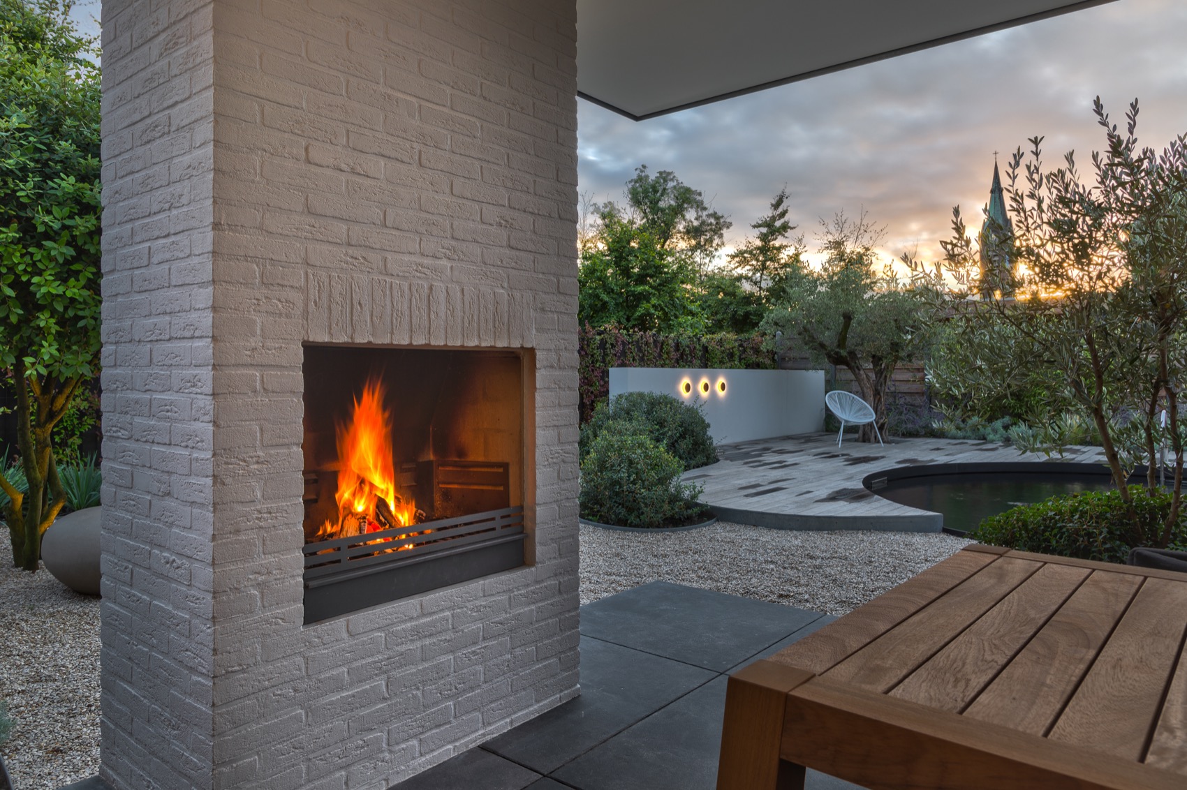 tuin met overkapping met haard