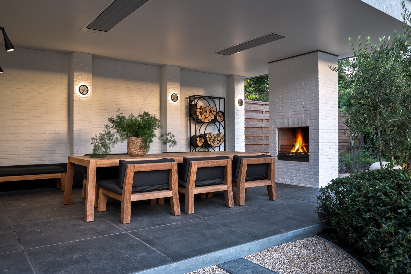 tuin inrichting met overkapping met haard